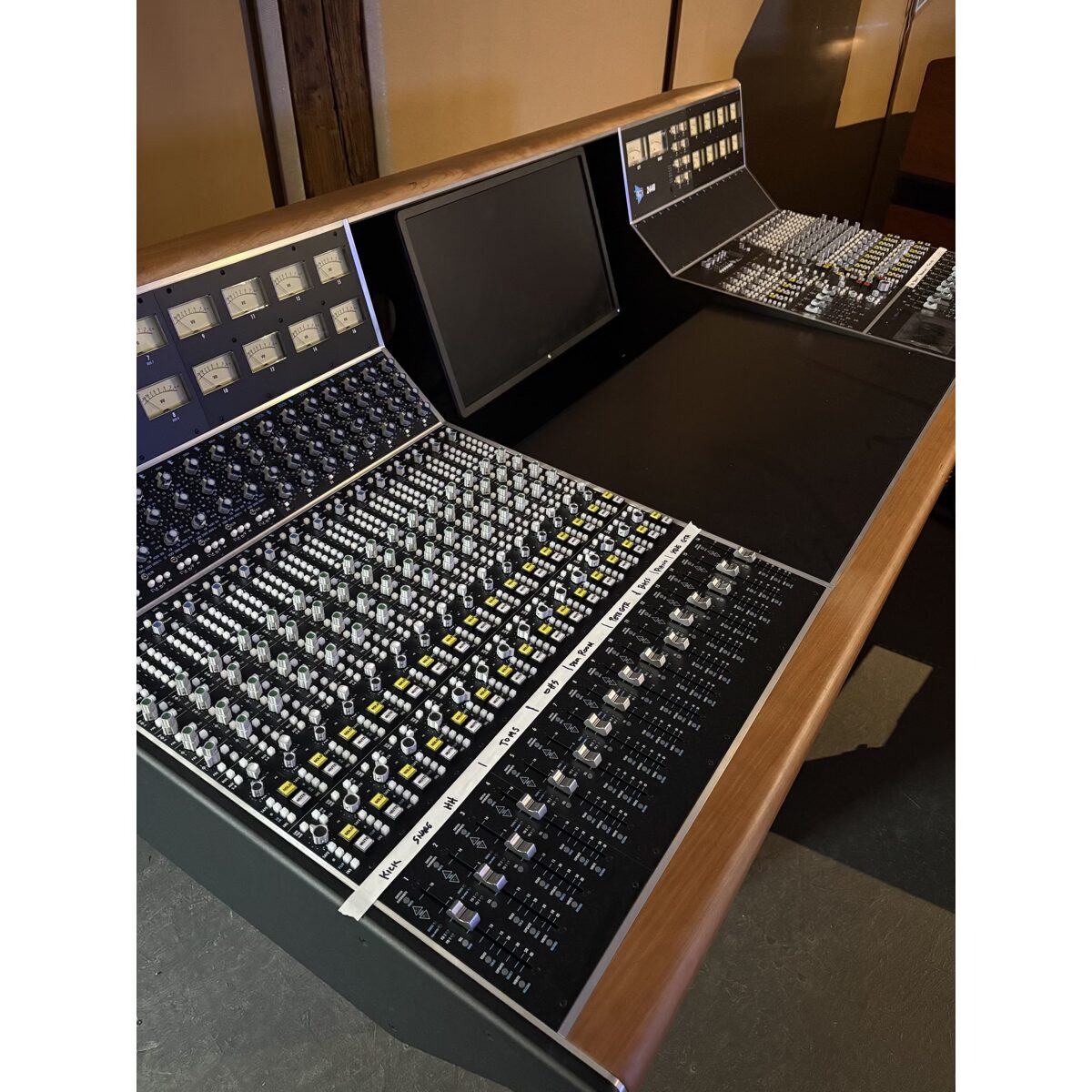 api-2448-demo 3 API 2448 Recording Console with DAW Center Section and Final Touch (Demo)